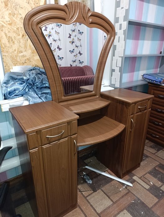 Срочно в связи с выездом продам туалетный столик (трюмо)