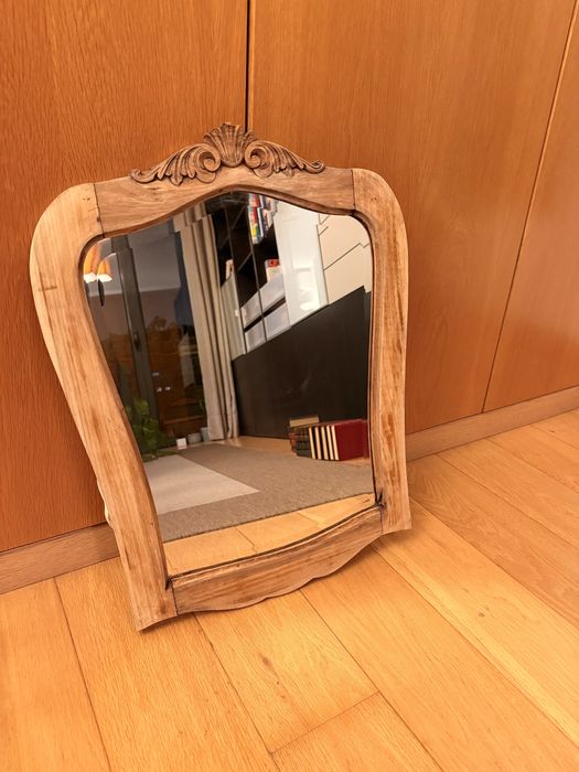 Espelho antigo com moldura em madeira