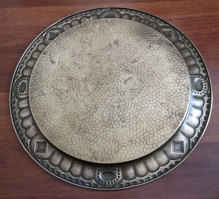 Taca Art Deco, mosiądz młotkowany, stara patyna, średnica 35 cm.