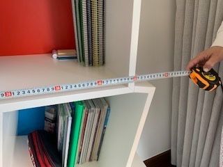 Vendo estante em madeira maciça lacada a branco com fundo de cores