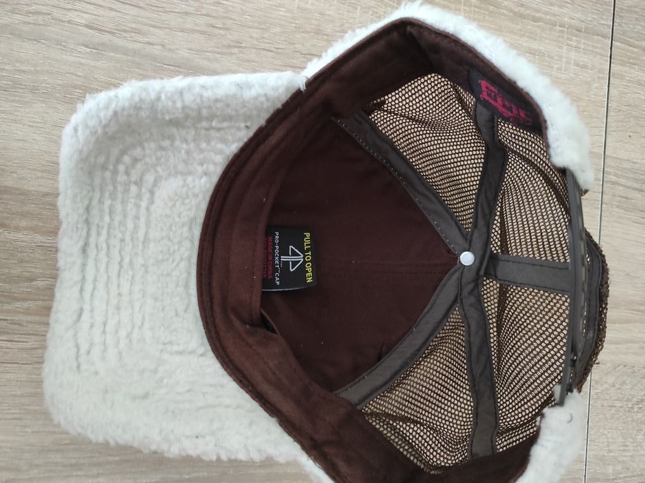 Czapka z daszkiem z  kożuszkiem vintage