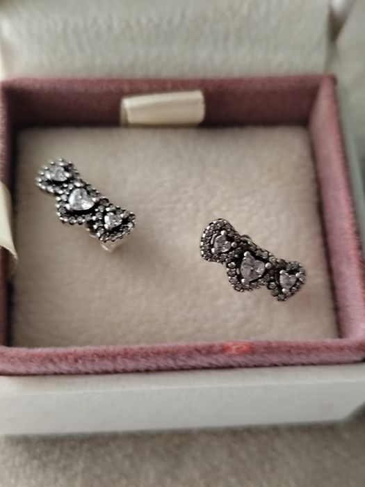 Brincos Pandora com 3 corações originais cravejada de pedras em prata