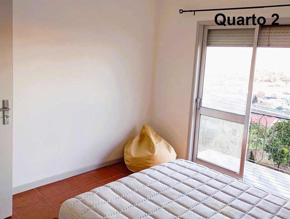 Quarto mobilado em moradia T3