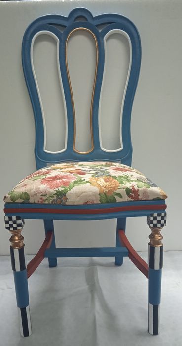 Cadeira restaurada com pintura criativa