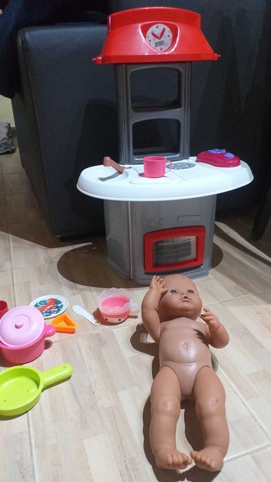Cozinha de brincar com utensílios e 1 nenuco