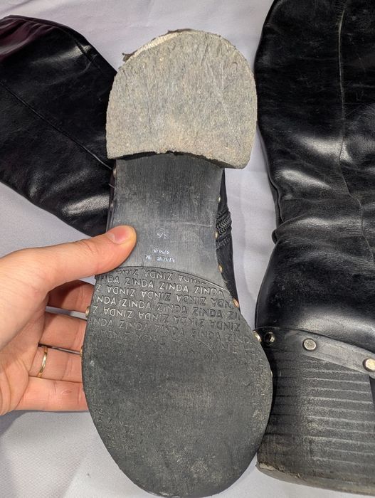 Сапожки чорні по периметру шипи, осінні без підкладки, шкіряні на підб