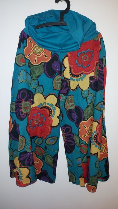 2 Calças largas - uma com flores, tons de azul e outra em roxo L/XL