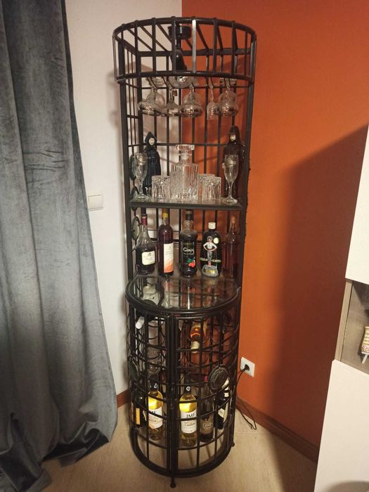 Garrafeira/Bar preto em ferro para bebidas com iluminação