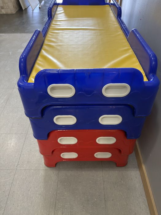 Cama infantil empilhável de plástico rígido para creche/infantário, com colchão individual