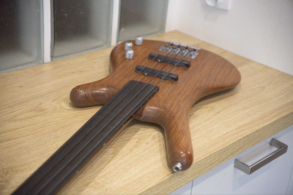 Warwick Corvette Standard 4 fretless gitara basowa