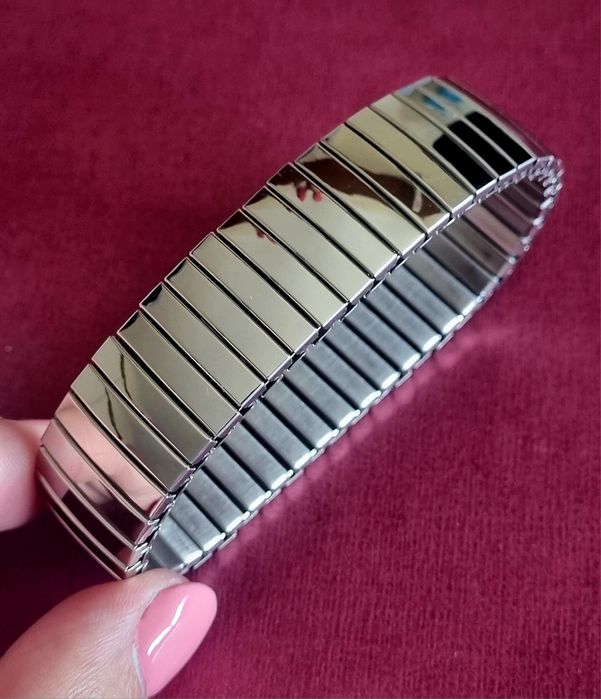 Pulseira elástica prateada, em aço inoxidável.