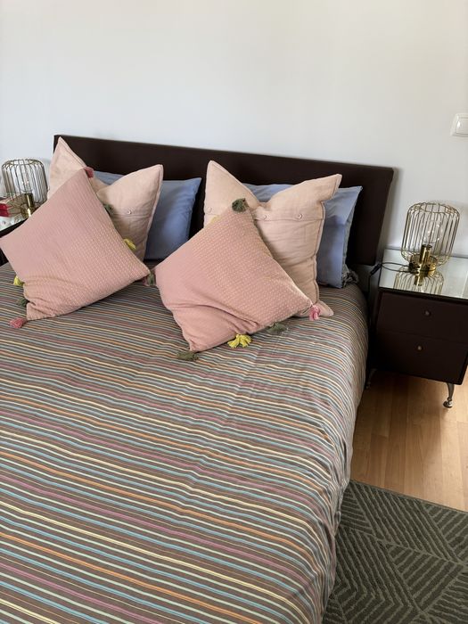 Cama grande com colchão