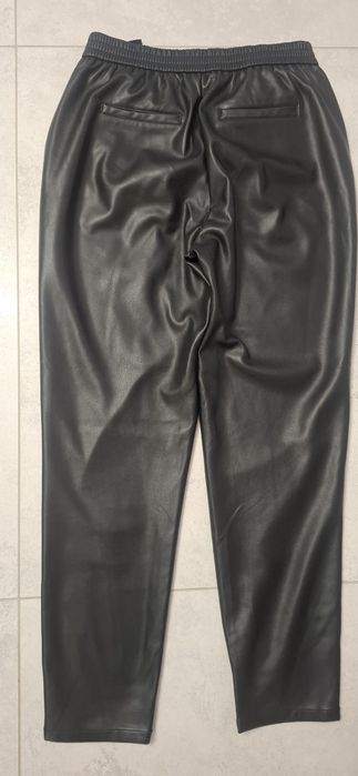 Czarne spodnie ze skóry Mohito