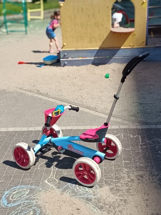 Веломобіль Berg Buzzy Bloom 2-in-1 з батьківською ручкою та гальмом