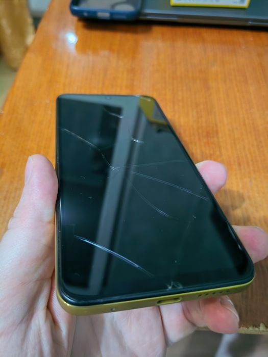 Poco m4 pro 8/256gb битий екран, тач повністю працює.