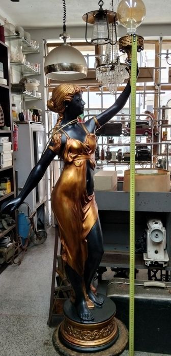 Estátua antiga com luz