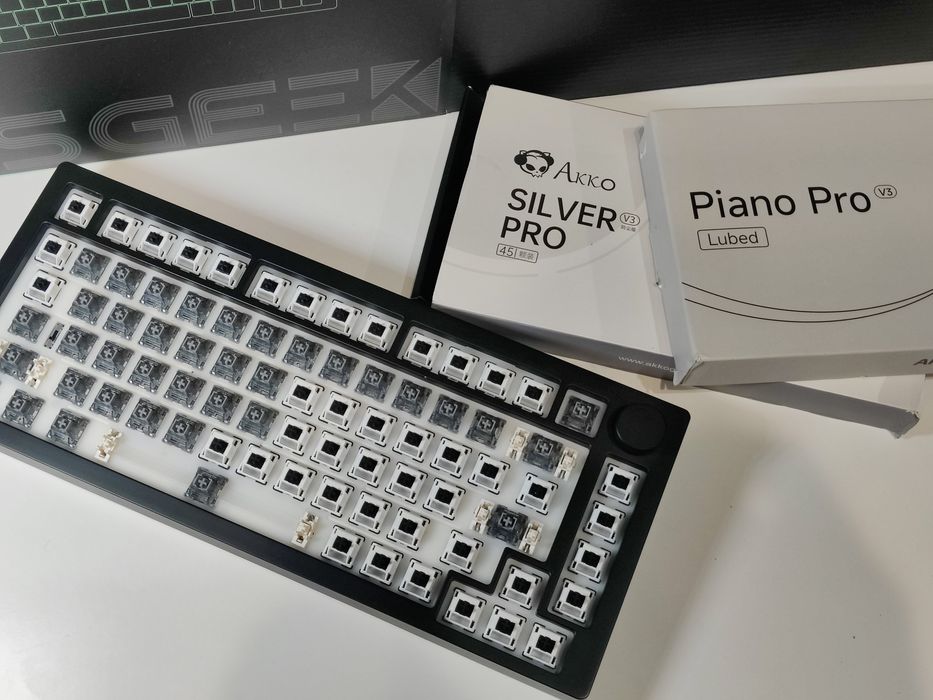 Monsgeek M1 V5 VIA ANSI Barebone kit + switches + keycaps