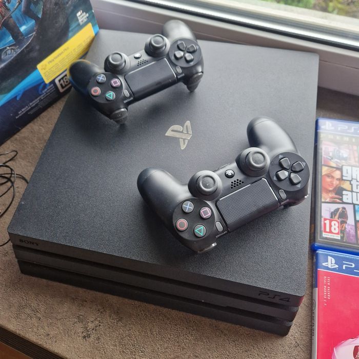 Продам консоль  PS4 Pro у відмінному стані