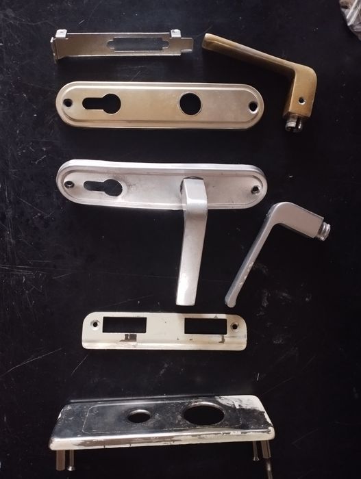 Замки/ручки/ключі/шпінгалети/гачки/ланцюг до дверей