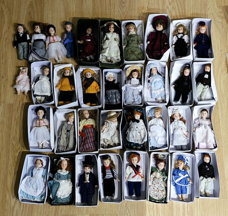 Colecção de 35 bonecas de porcelana