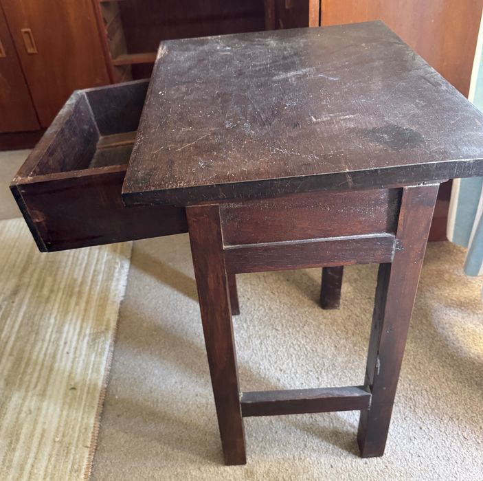 Mesa de apoio antiga em madeira com gaveta