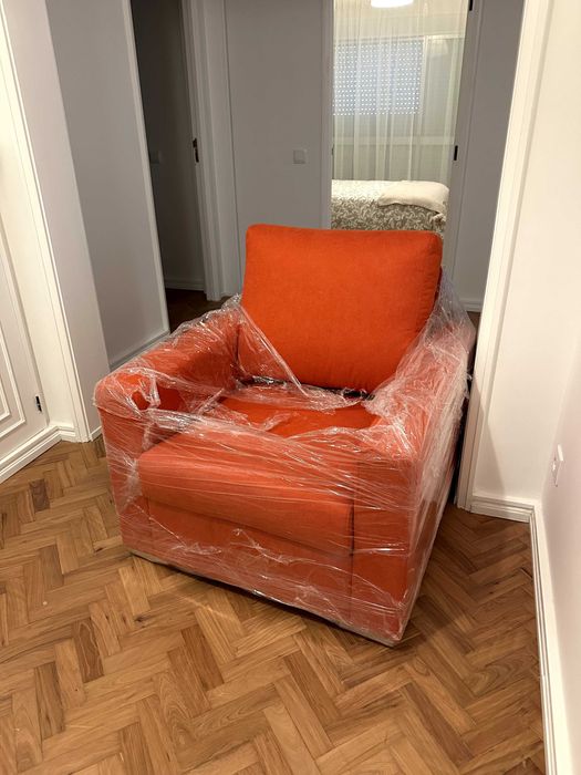 Poltrona cor de laranja, totalmente nova, nuca foi usada