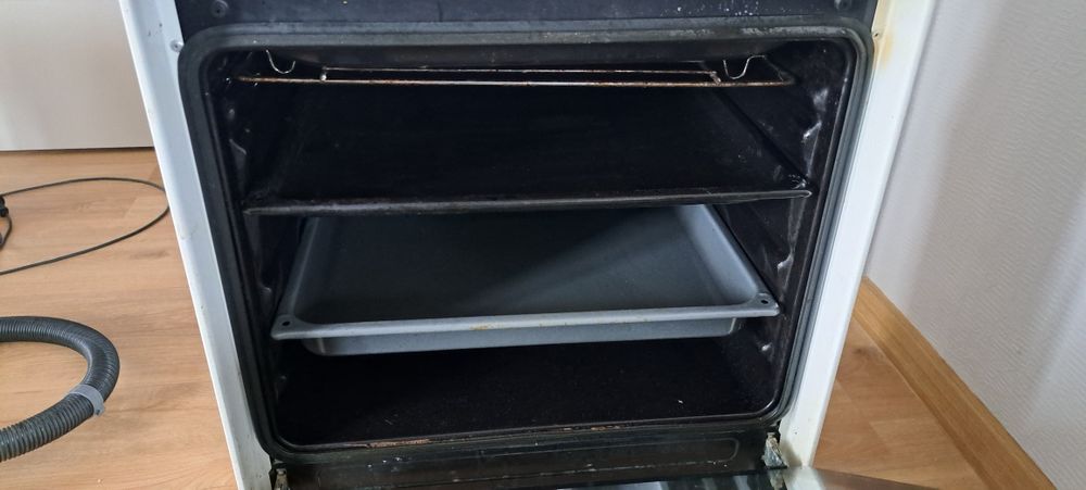 Kuchenka gazowa z piekarnikiem elektrycznym