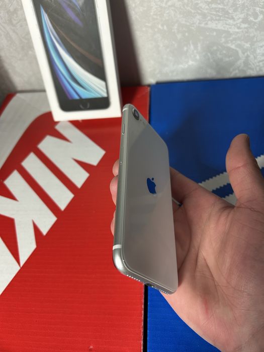 Айфон Се 2020 року