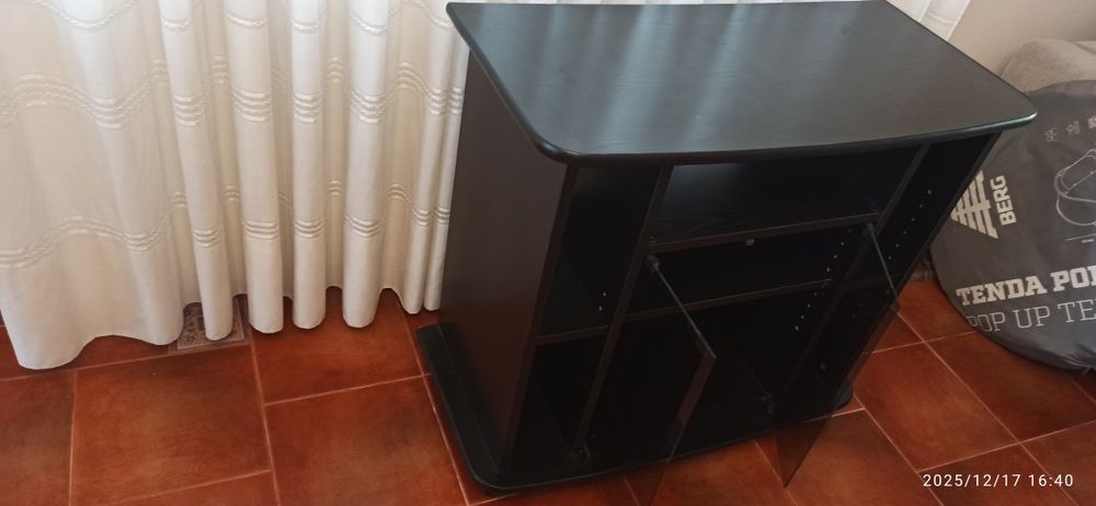 Móvel de tv com portas de vidro