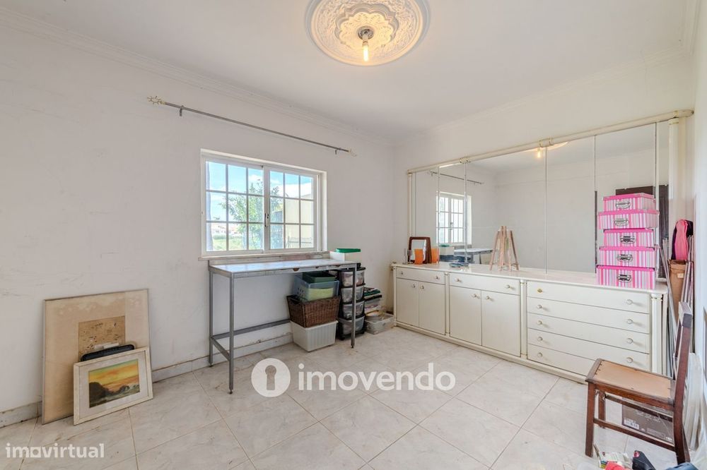 Moradia T4, com áreas amplas e jardim, em Faro