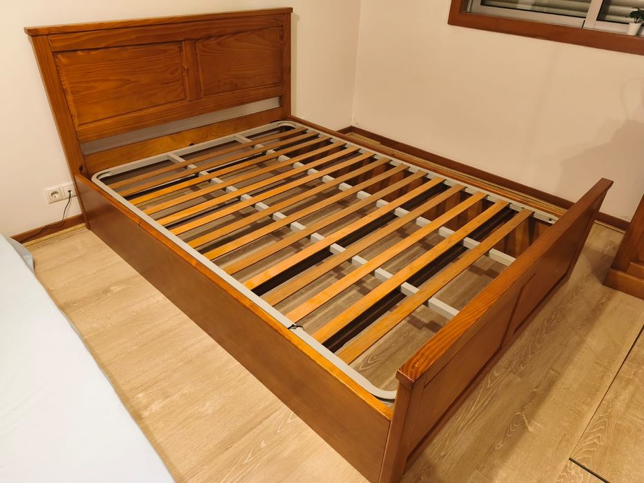Cama  de casal em madeira com estrado e col