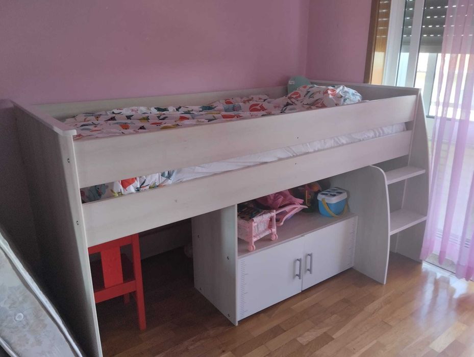 Cama beliche com secretária