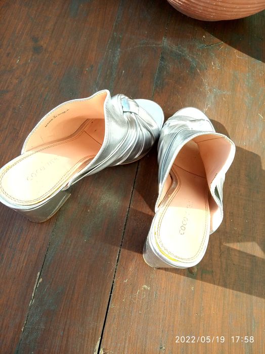 srebrne  klapki na klocku