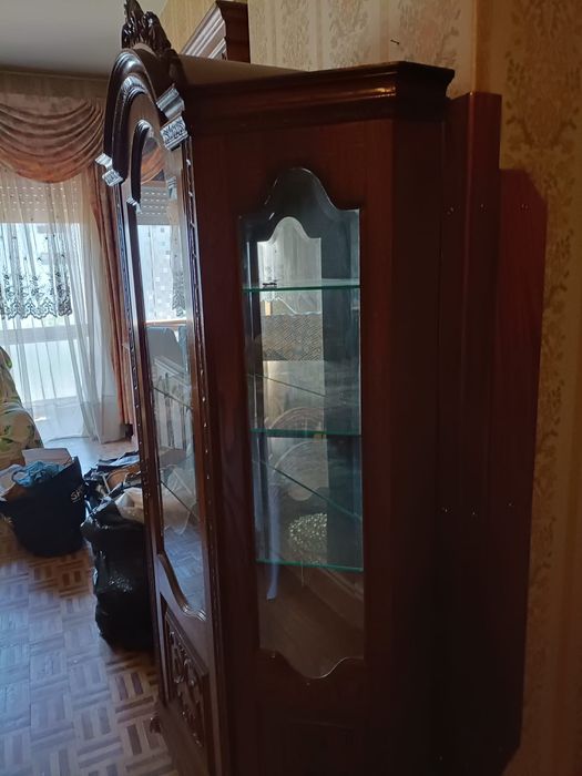 Cristaleira em madeira e vidro