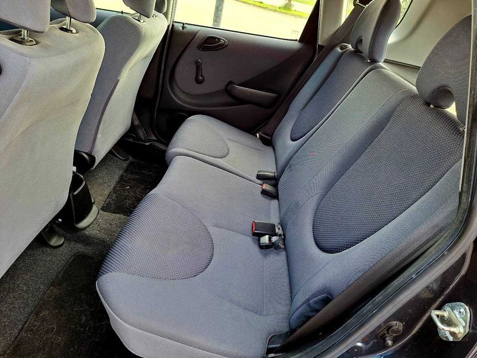 Honda Jazz COOL AC com JLL e sensores de estacionamento.