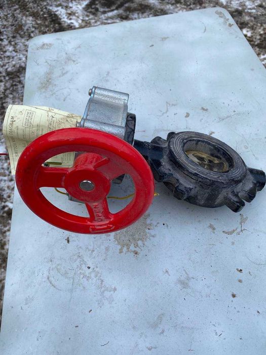 Дисковый затвор (также известный как клапан-«бабочка») с редуктором.