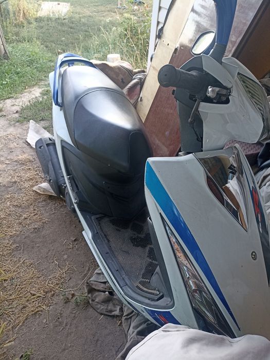 Скутер Suzuki GSR125