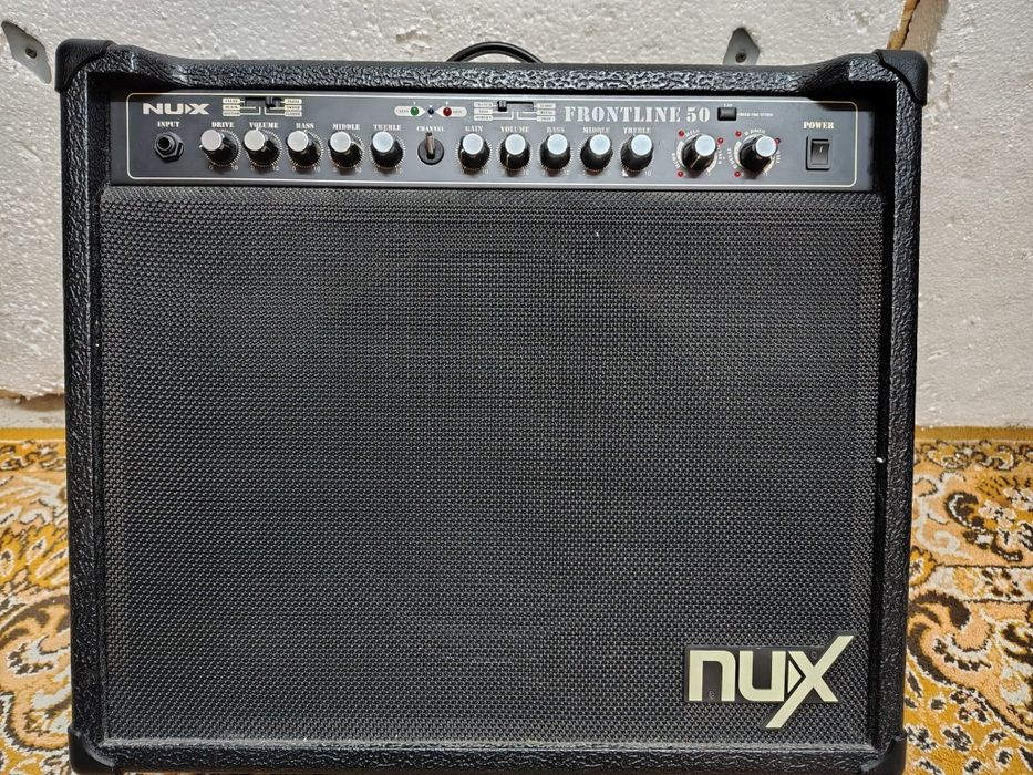Gitara elektryczna i piec gitarowy