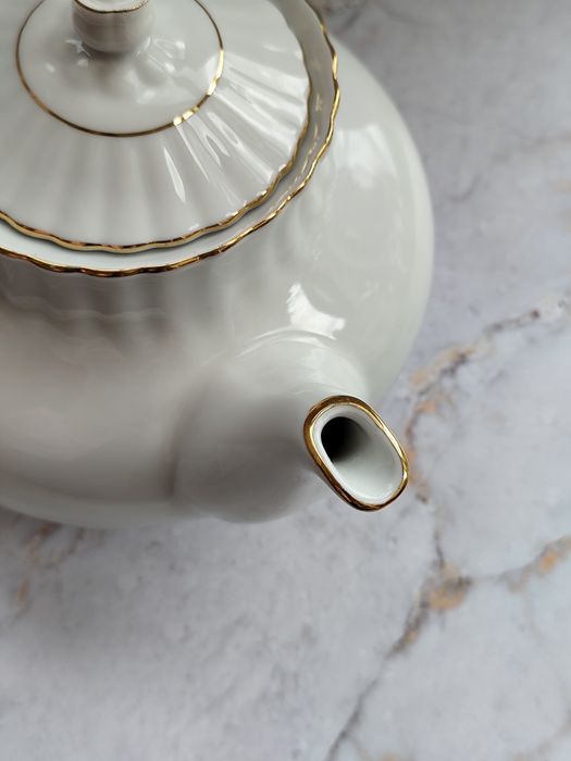 Порцеляновий чайник