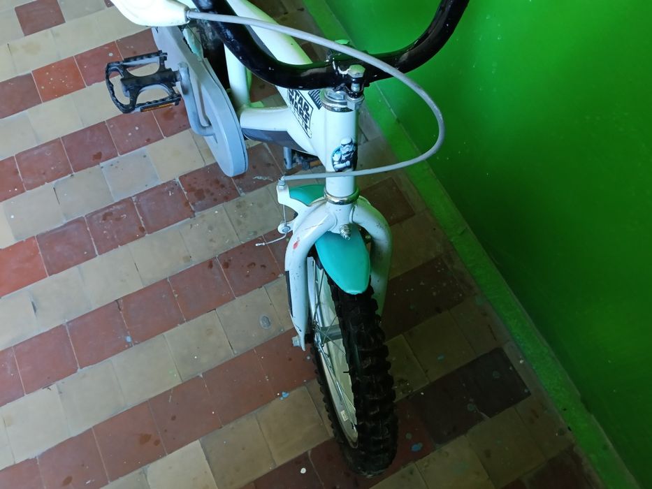 Дитячий ровер є дополнітельні колеса