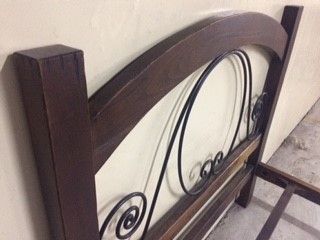 Cama de casal em madeira maciça