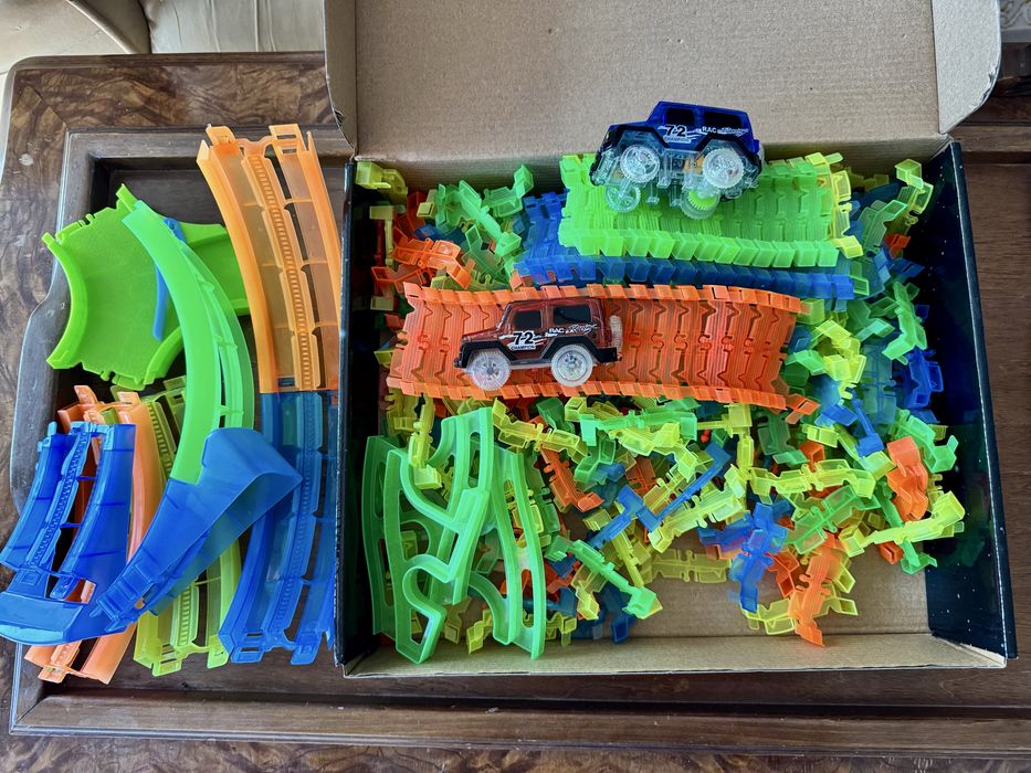 Трек гоночний Magic Dazzle Tracksга дві машики