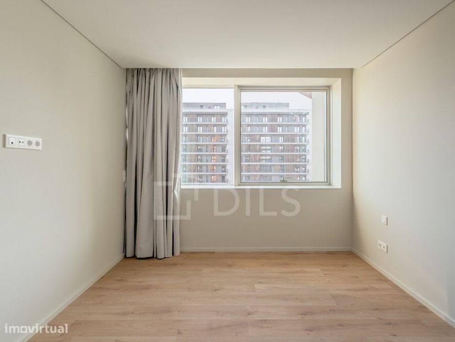 Apartamento T3 com terraços e estacionamento, em Miraflores