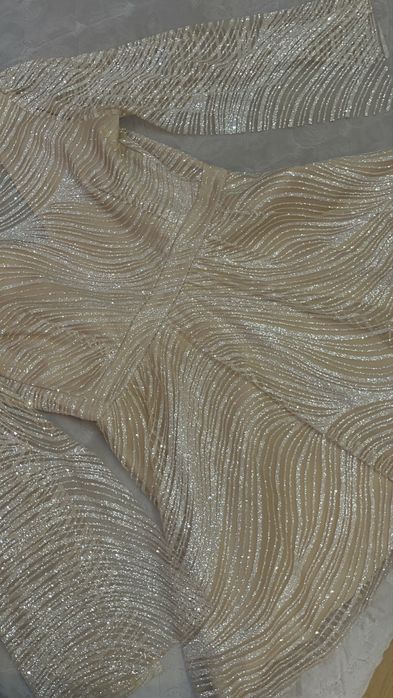 Бежева сукня з блискітками