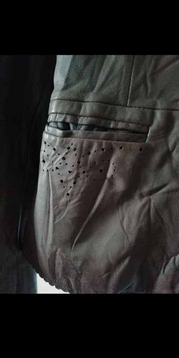 Casaco cintado, em pele Tommy Hilfiger. Castanho, tamanho S.