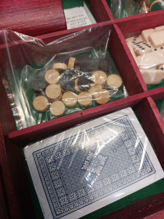 Conjunto de 5 jogos multi-jogo em caixa de madeira 

- Xadrez 
- Damas
- Dominó 
- 1 baralho de cartas 
- Poker de dados 

Completo e em óptimo estado