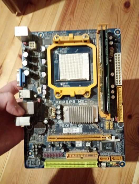 Материнська плата з 2 планками ОЗУ