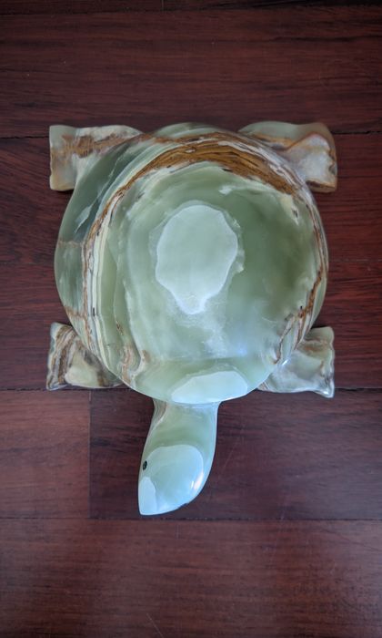 Tartaruga esculpida em onix verde.