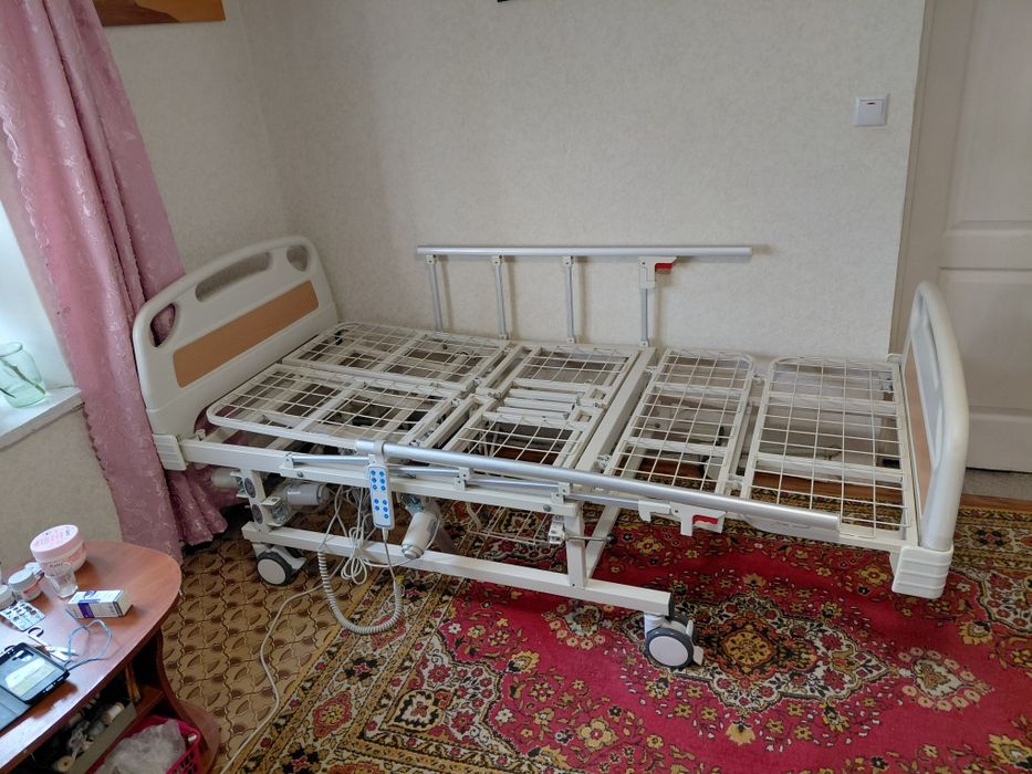 Ліжко медичне електричне з туалетом