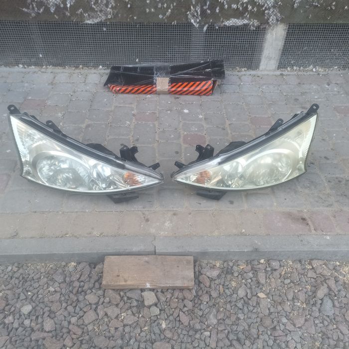 Фара R L мітсубісі грандіс Mitsubishi grandis